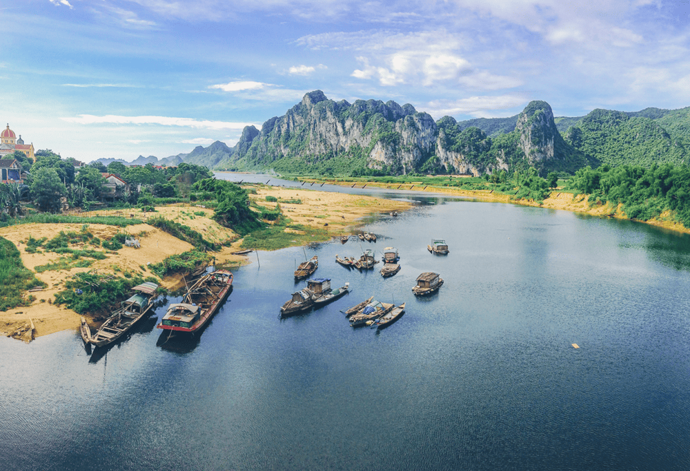 The fishing village by the Son River preserves the simple, friendly rhythm of mountain life (Source: Canva)